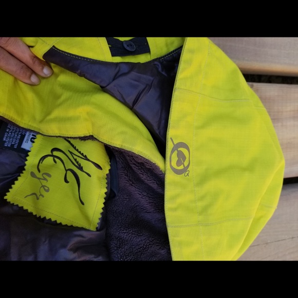 Bright green snow/ski jacket. - Picture 4 of 6